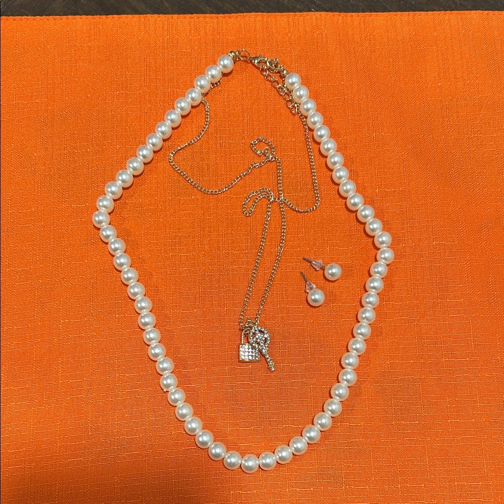 Elegant Pearl and Gold Necklace Set - Picture 2 of 6